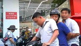 Thanh tra Công an TPHCM đưa bảo vệ dân phố Nguyễn Hoàng Minh về làm việc. Ảnh: PLO