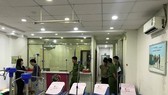Công an tỉnh và Thanh tra Sở Y tế kiểm tra thực tế phía trong Phòng khám đa khoa Hồng Phúc.