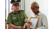 Thượng tá Huỳnh Tấn Lê trao quyết định thăng cấp bậc hàm trước niên hạn cho gia đình Thượng úy Nguyễn Phạm Thành Nhân 