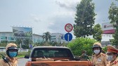 Phát hiện xe ô tô chở 10.000 cái khẩu trang y tế không rõ nguồn gốc xuất xứ ở sân bay Tân Sơn Nhất. Ảnh: CA