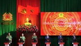 Thủ tướng Chính phủ Nguyễn Xuân Phúc; Bộ trưởng Tô Lâm cùng các đại biểu ấn nút khai trương Cổng dịch vụ công Bộ Công an