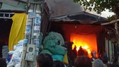 Cháy lớn tại 2 xưởng nhựa ở huyện Bình Chánh, khói đen bốc cao hàng chục mét