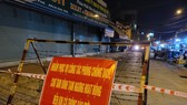 Chốt của lực lượng chức năng tại chợ Tam Bình, phường Tam Bình, TP Thủ Đức (TPHCM) vào tối 28-6. Ảnh: CHÍ THẠCH 