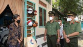 Thiếu tướng Cao Đăng Hưng đã tới tận người dân có hoàn cảnh khó khăn, lao động nghèo ở quận Phú Nhuận để trao tận tay người dân những phần quà nhu yếu phẩm. Ảnh: DŨNG PHƯƠNG 