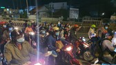 Hàng ngàn người dân tiếp tục đi xe máy từ tỉnh Bình Dương qua TPHCM để về miền Tây. Ảnh: CHÍ THẠCH 