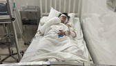 Thượng uý Nguyễn Đức Bằng nằm điều trị ở bệnh viện. Ảnh: S.T