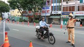 Công an quận 3 tuần tra kiểm soát trên địa bàn. Ảnh: DŨNG PHƯƠNG