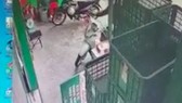 Hình ảnh từ camera an ninh ghi nhận vụ việc