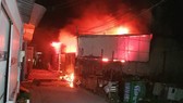 Ngọn lửa bùng cháy dữ dội tại hiện trường. Ảnh: C.T