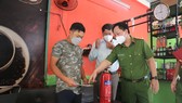  Đại tá Huỳnh Quang Tâm, Trưởng Phòng Cảnh sát PCCC-CNCH (PC07), Công an TPHCM hướng dẫn người dân sử dụng bình chữa cháy ở TPHCM. Ảnh: C.T