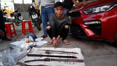 Đối tượng Huy cùng hung khí. Ảnh: T.D