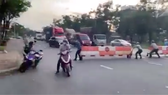 Bảo vệ ở khu đô thị Phú Mỹ Hưng, quận 7 kéo barie chặn đường để bắt cướp
