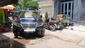 “Xế hộp” Lexus tông 7 xe máy ở quận 1