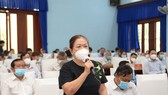Cử tri huyện Củ Chi phản ánh giá xăng tăng liên tục gây khó khăn cho cuộc sống người dân. Ảnh: CAO THĂNG