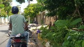 Công an khám nghiệm hiện trường. Ảnh: CHÍ THẠCH