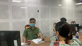 Cán bộ chiến sĩ Phòng PA08, Công an TPHCM làm thủ tục cho người dân làm hộ chiếu. Ảnh: CHÍ THẠCH