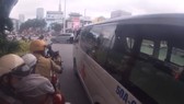 CSGT TPHCM hỗ trợ đưa người đàn ông bị bệnh đến bệnh viện cấp cứu