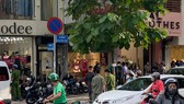 Công an khám nghiệm hiện trường. Ảnh: CHÍ THẠCH