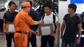 Đại diện Trung tâm Phối hợp tìm kiếm cứu nạn hàng hải Việt Nam chúc mừng các thuyển viên trở về