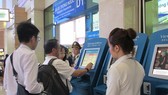 Hành khách làm thủ tục lên máy bay tại sân bay Tân Sơn Nhất