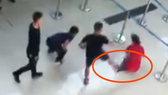 Nhân viên hãng Vietjet bị hành hung tại khu vực check-in (ảnh cắt từ clip)