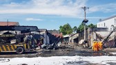 Hiện trường vụ xe bồn chở xăng gây cháy khiến 6 người thiệt mạng và nhiều ngôi nhà bị thiêu rụi hôm 22-11 tại Bình Phước