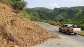 Sụt trượt đất đá trên nhiều tuyến đường gây cản trở giao thông