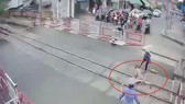 Lãnh đạo đường sắt khen ngợi 2 nữ nhân viên cứu bà cụ thoát chết khi cố tình vượt rào chắn 