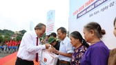 Phó thủ tướng Thường trực Trương Hòa Bình trao quà cho người dân tỉnh Bắc Kạn 