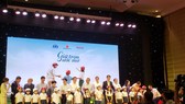 Phó Thủ tướng thường trực Chính phủ, Chủ tịch Ủy ban An toàn giao thông quốc gia Trương Hòa Bình tặng nón bảo hiểm cho học sinh lớp 1 của Hà Nội
