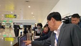 Lãnh đạo Bộ Y tế kiểm tra máy đo thân nhiệt tại sân bay