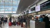 Hành khách làm thủ tục tại Sân bay Vân Đồn