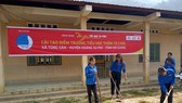 Các hội viên thanh niên tham gia cải tạo điểm trường tiểu học thôn Tà Chải sáng 29-8