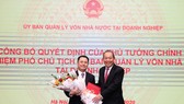Phó Thủ tướng Thường trực Chính phủ Trương Hoà Bình trao quyết định và tặng hoa cho ông Nguyễn Ngọc Cảnh