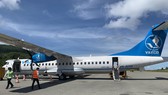 Máy bay đón khách tại sân bay Côn Đảo