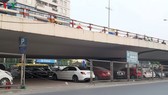 Nhiều gầm cầu cạn đang được sử dụng làm bãi đỗ xe của TP Hà Nội