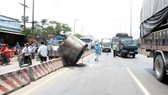 Xe tải làm rơi cuộn thép trên đường Vành đai 3 Hà Nội ngày 9-8