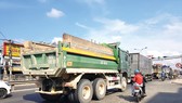 Xe cơi nới kích thước thành thùng có nguy cơ cao mất an toàn giao thông và phá hủy hạ tầng giao thông