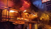 Đến 23 giờ 30, vụ cháy tại Công ty Bóng đèn phích nước Rạng Đông được khống chế