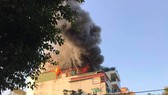 Cháy lớn tại quán karaoke trên phố Thi Sách