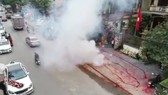Đốt pháo mừng đám cưới tại Sóc Sơn, Hà Nội. Ảnh cắt từ clip Facebook NGUYỄN VĂN SƠN TRUNG