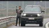 Dừng xe trên cao tốc để bắn chim, tài xế ô tô bị xử phạt