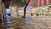 Mưa lớn, nhiều tuyến phố ở Hà Nội ngập sâu