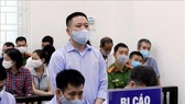 4 cựu cán bộ thanh tra giao thông hầu tòa vì “bảo kê” cho logo xe vua ở Hà Nội