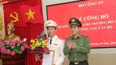 Thứ trưởng Lương Tam Quang trao quyết định điều động Đại tá Vũ Hoài Bắc giữ chức Cục trưởng Cục An ninh điều tra, Bộ Công an. Ảnh: CAND