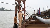 Phát hiện đường dây khai thác cát trái phép “khủng” trên sông Hồng