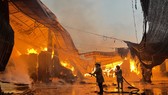 Cháy lớn tại xưởng gỗ dán ở Gia Lâm, Hà Nội