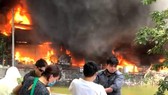 Cháy lớn 4 cơ sở sản xuất chăn ga, gối đệm ở Hà Nội