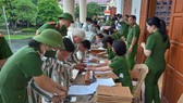 Các phạm nhân tại Trại giam Vĩnh Quang hoàn tất thủ tục trước khi về với gia đình