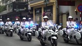 Cảnh sát dùng mô tô đặc chủng tuần tra, ghi hình các phương tiện đi vào làn khẩn cấp
